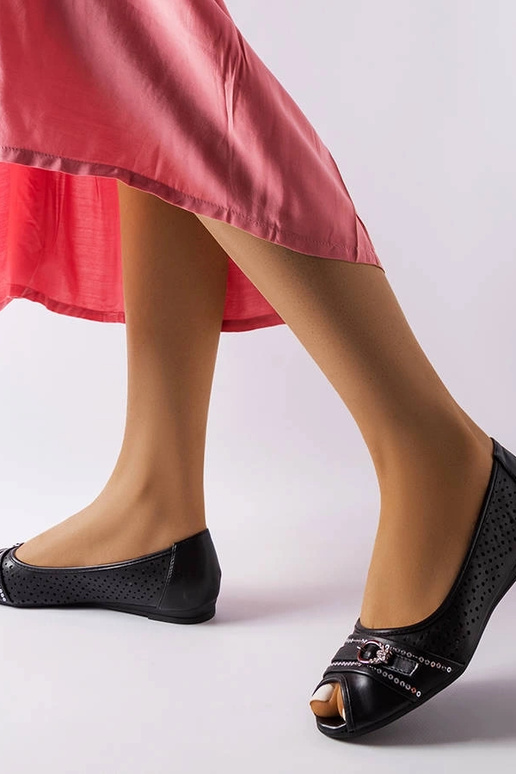 Schwarze durchbrochene Ballerinas mit... Schwarze durchbrochene Ballerinas mit...