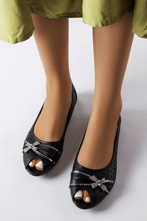 Durchbrochene schwarze Ballerinas mit... Durchbrochene schwarze Ballerinas mit...