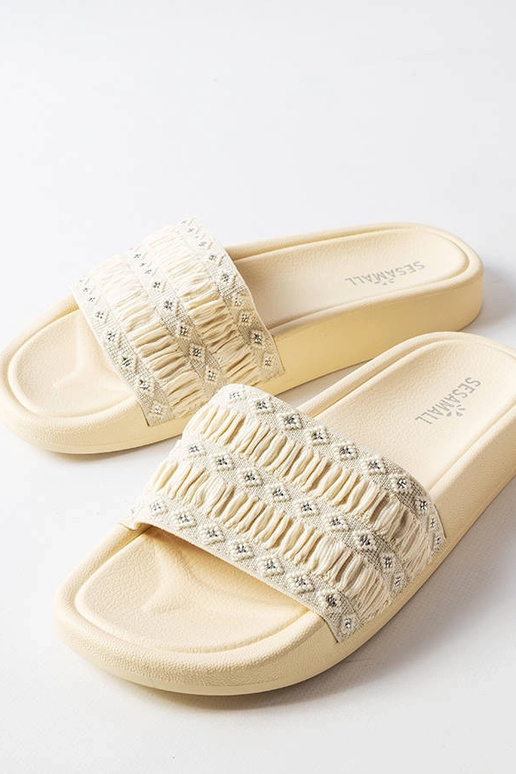 Beige Flip-Flops mit Ernesta-Rüschen...