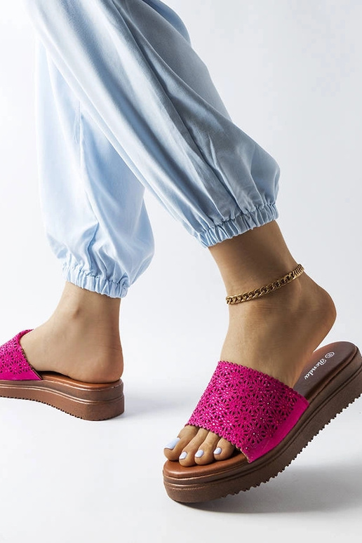 Dunkelrosa durchbrochene Pantoletten... Dunkelrosa durchbrochene Pantoletten...