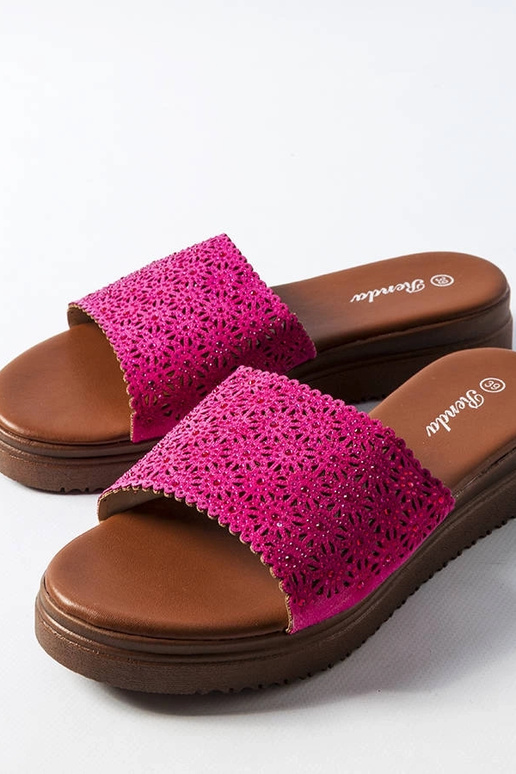 Dunkelrosa durchbrochene Pantoletten... Dunkelrosa durchbrochene Pantoletten...