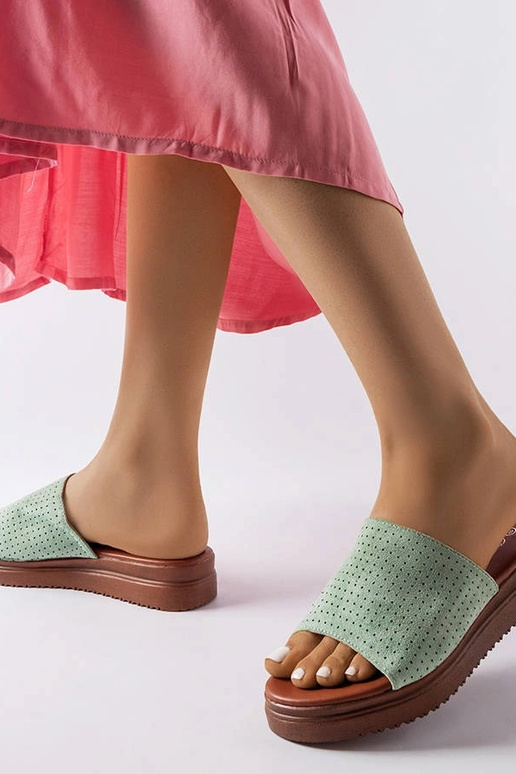 Grüne Flip-Flops mit durchbrochenem... Grüne Flip-Flops mit durchbrochenem...