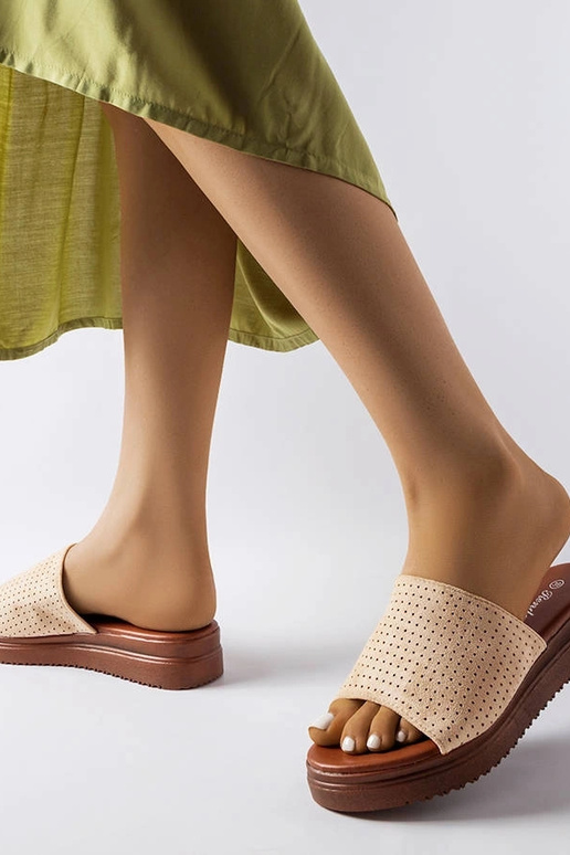 Beige Slipper mit durchbrochenem...