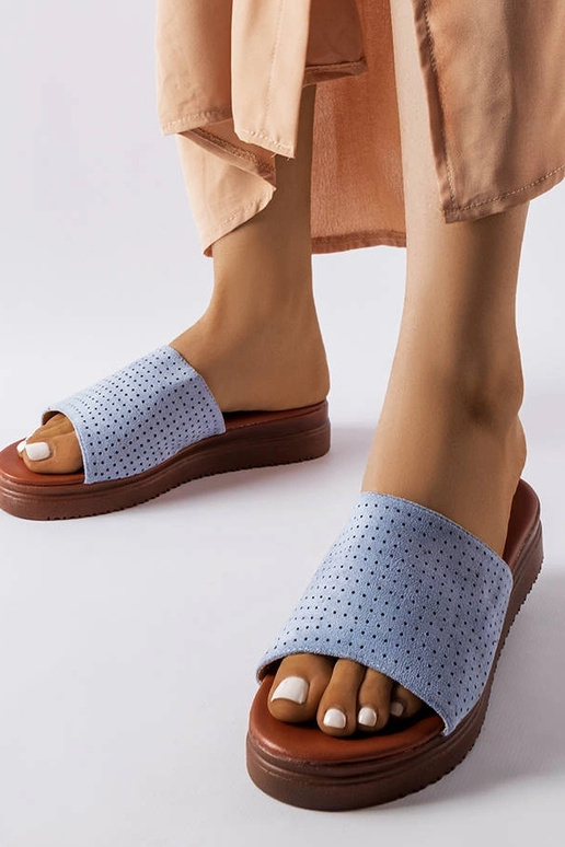 Blaue durchbrochene Flip-Flops von... Blaue durchbrochene Flip-Flops von...