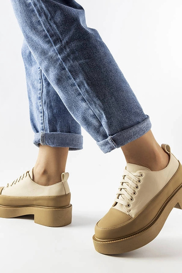 Dunkelbeige flache Schuhe...