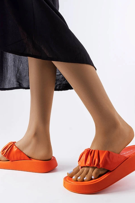 Orange geraffte Flip-Flops „Filena“