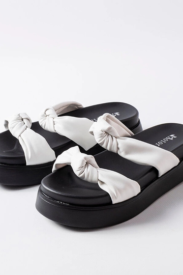 Weiße Sandalen auf...