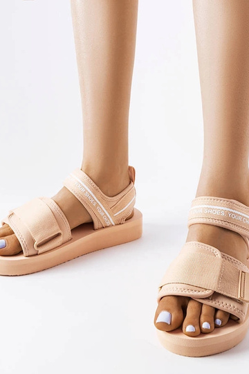Beige Schaumstoffsandalen...