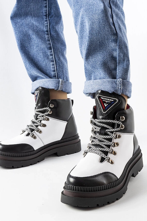 Isolierte Stiefel in Schwarz und Weiß...