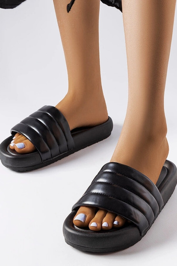 Schwarze lässige Flip-Flops...