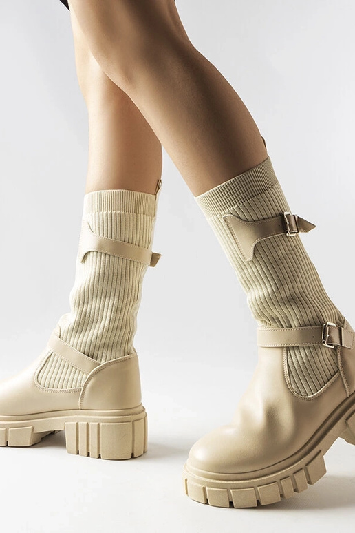 Beige stylische Stiefel mit... Beige stylische Stiefel mit...