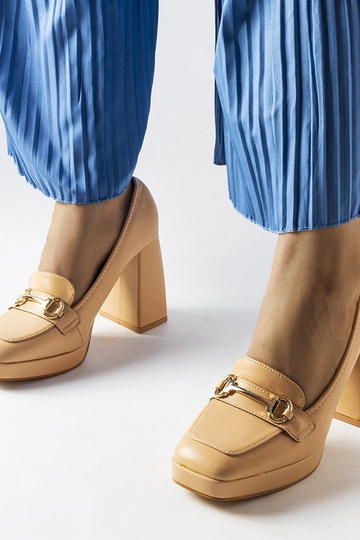 Beige Pumps mit geometrischem Absatz Blaiss