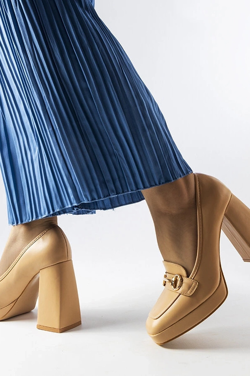 Beige Pumps mit geometrischem Absatz... Beige Pumps mit geometrischem Absatz...