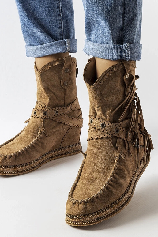 Dunkelbraune Keilstiefeletten von... Dunkelbraune Keilstiefeletten von...