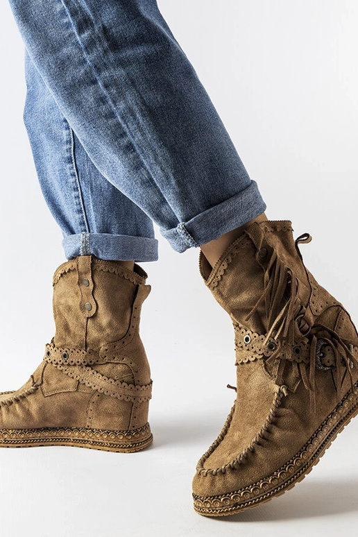 Dunkelbraune Keilstiefeletten von... Dunkelbraune Keilstiefeletten von...