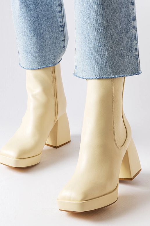 Sandfarbene Stiefel auf massiven...