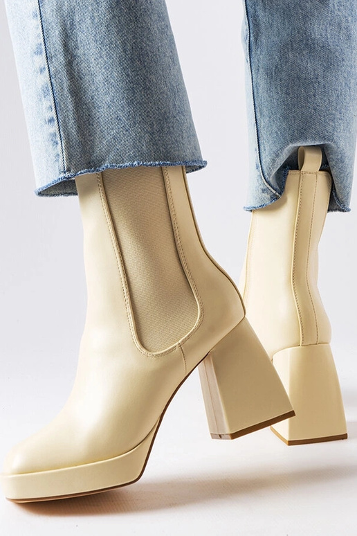 Sandfarbene Stiefel auf massiven...