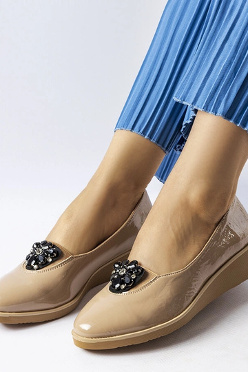 Beige Lack-Ballerinas mit...