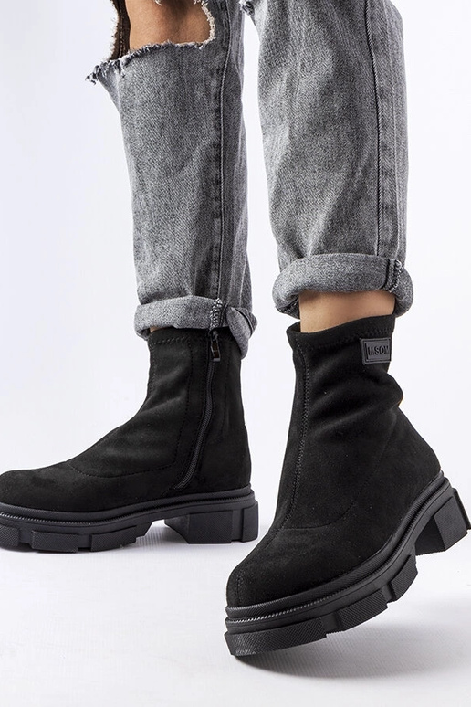 Schwarze isolierte Wildlederstiefel...