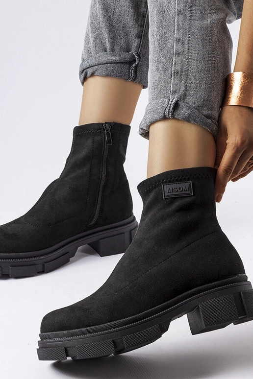 Schwarze isolierte Wildlederstiefel...