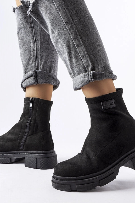 Schwarze isolierte Wildlederstiefel...