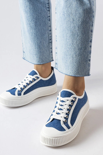 Blaue Schuhe auf...