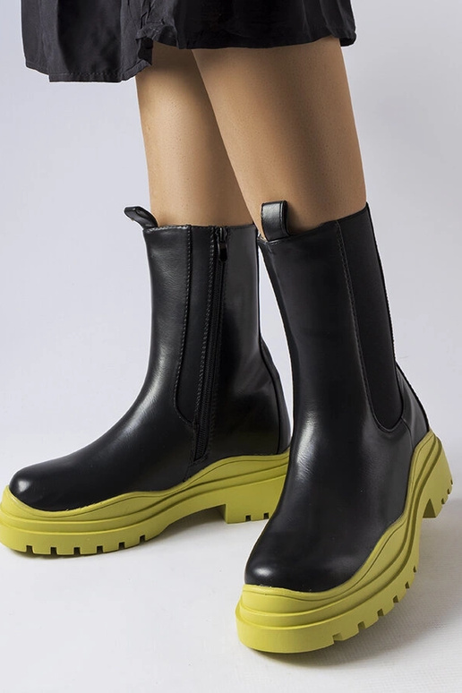 Schwarze Stiefeletten mit bunter... Schwarze Stiefeletten mit bunter...