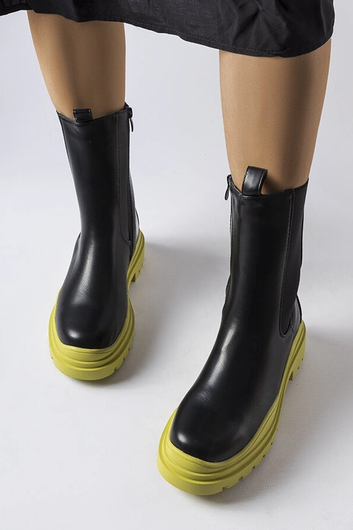 Schwarze Stiefeletten mit bunter... Schwarze Stiefeletten mit bunter...