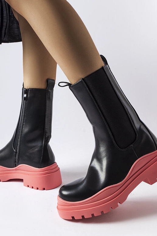 Schwarze Stiefeletten mit bunter... Schwarze Stiefeletten mit bunter...