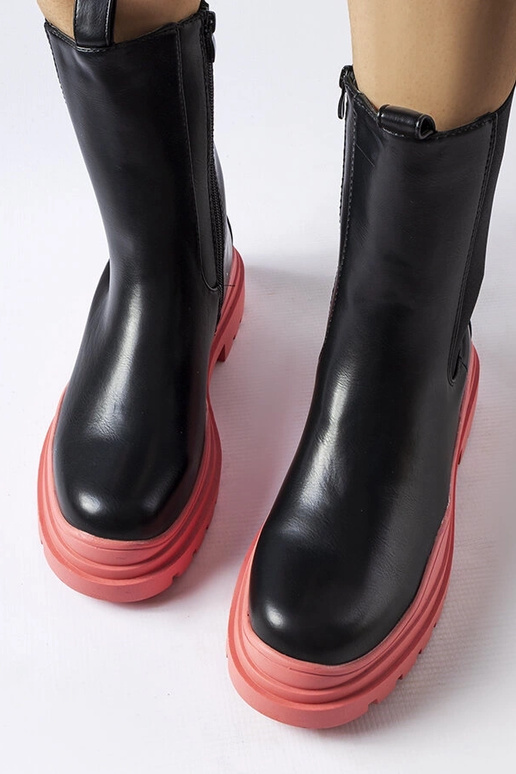 Schwarze Stiefeletten mit bunter... Schwarze Stiefeletten mit bunter...