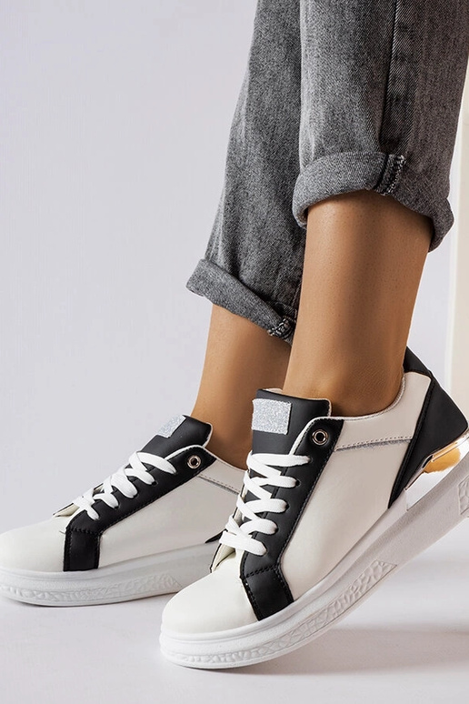 Schwarz-weiße Palais-Schuhe mit... Schwarz-weiße Palais-Schuhe mit...