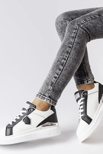 Schwarze und weiße Sneaker... 2