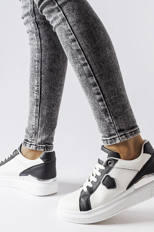 Schwarze und weiße Sneaker mit...