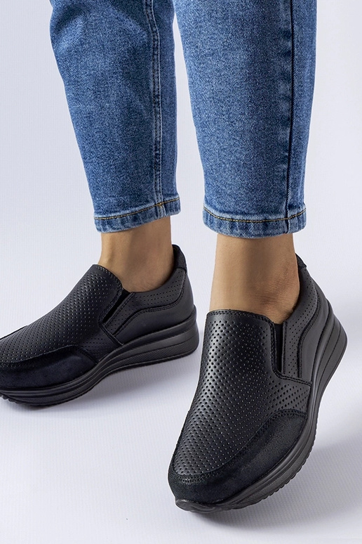 Schwarze durchbrochene Keil-Sneakers... Schwarze durchbrochene Keil-Sneakers...