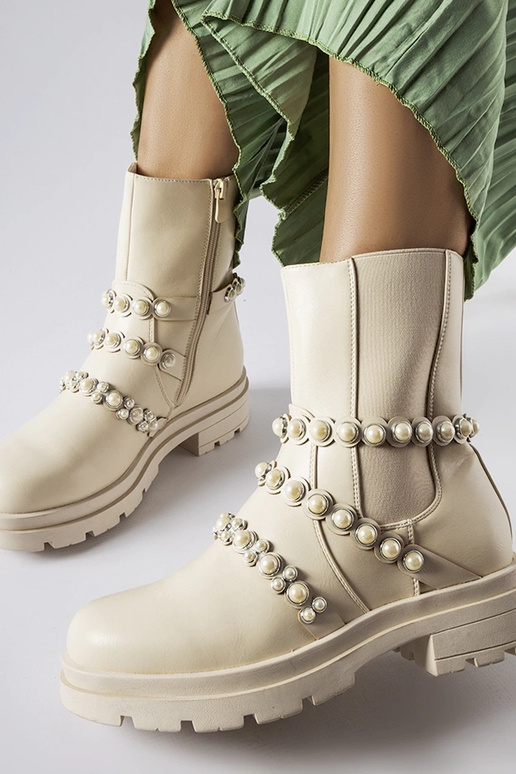 Beige Stiefeletten verziert mit... Beige Stiefeletten verziert mit...