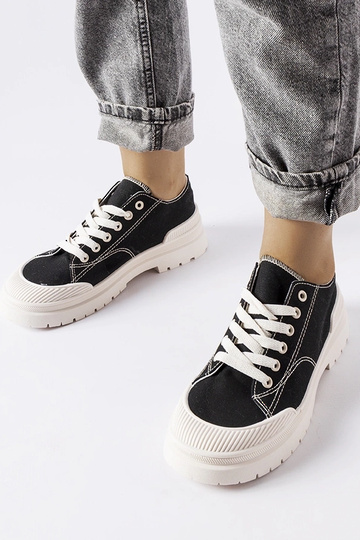 Schwarze Canvas-Sneakers...