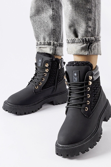 Schwarze isolierte Stiefel...