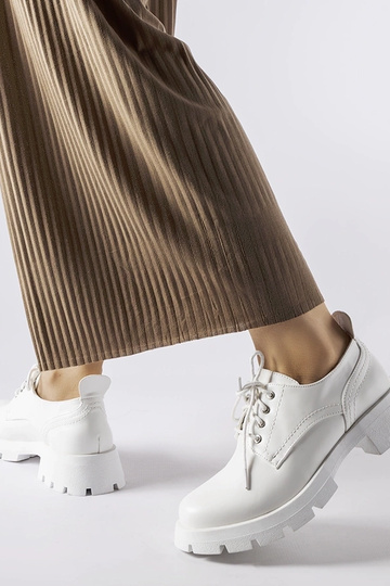 Weiße Charleston-Schuhe mit...