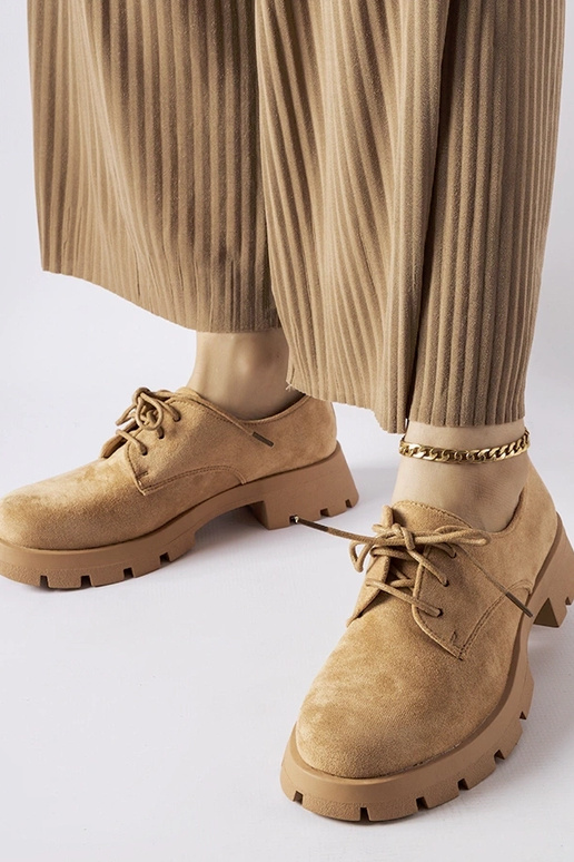 Braune Halbschuhe auf massiver Sohle,...