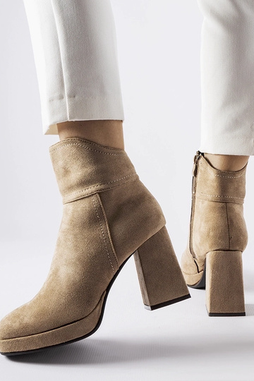 Graue Stiefeletten auf... 2