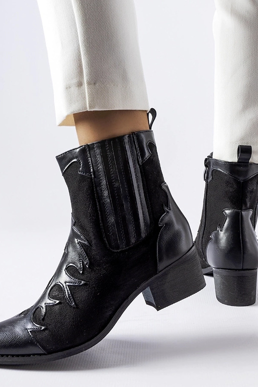 Schwarze Cowboystiefel mit kleinem... Schwarze Cowboystiefel mit kleinem...