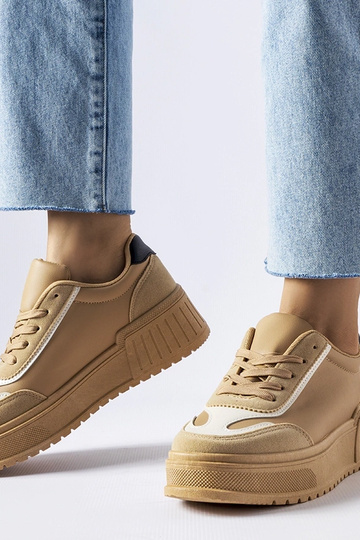 Beige Sneaker auf dickem...