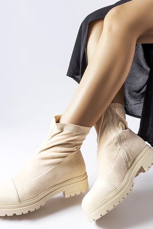 Beige Sockenstiefel aus... Beige Sockenstiefel aus...