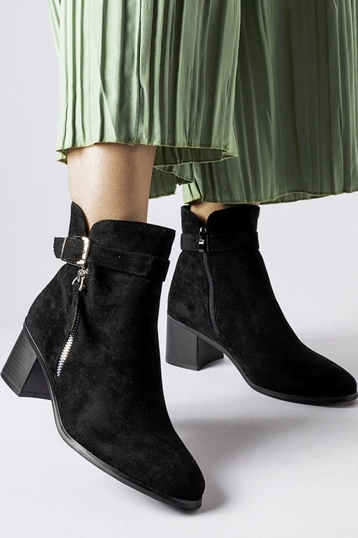 Schwarze Stiefeletten mit niedrigem... Schwarze Stiefeletten mit niedrigem...