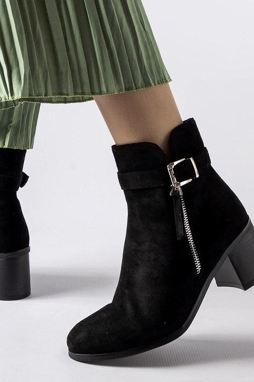 Schwarze Stiefeletten mit niedrigem... Schwarze Stiefeletten mit niedrigem...