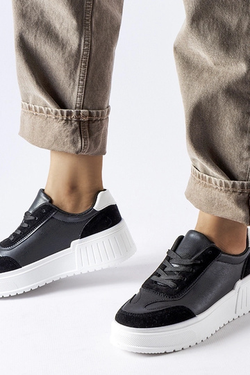 Schwarze Sneaker auf dickem... 2