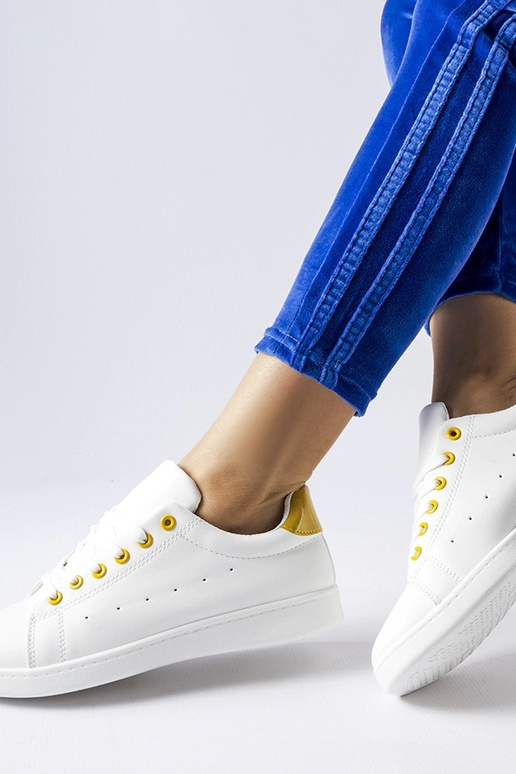 Weiße Sneaker mit gelben Akzenten...