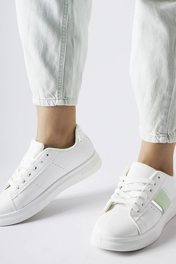 Weiße Sportschuhe mit mintfarbenen Accessoires von Marei