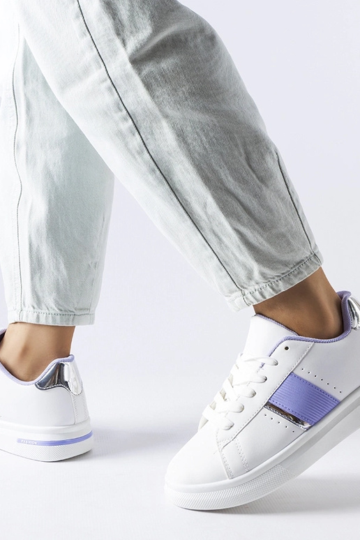Weiße Sportschuhe mit violettem...