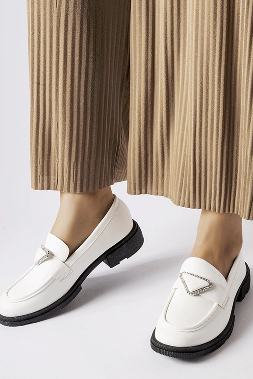 Weiße Mokassins mit Zirkonen verziert... Weiße Mokassins mit Zirkonen verziert...